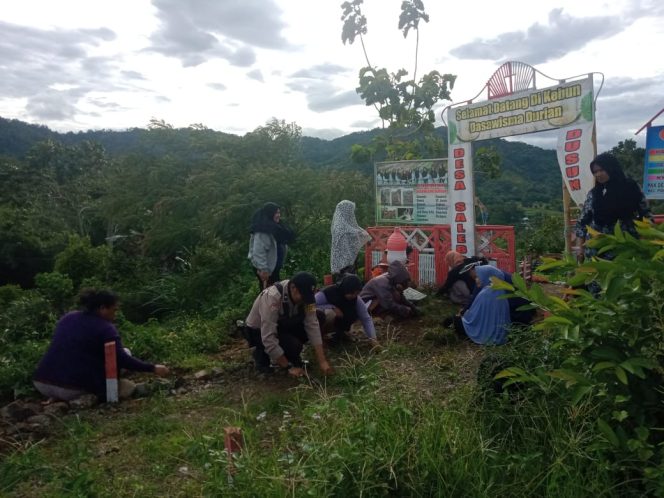 
 Jalin kebersamaan, bhabinkamtibmas Polsek Ponre bantu warga bersihkan kebun dasawisma