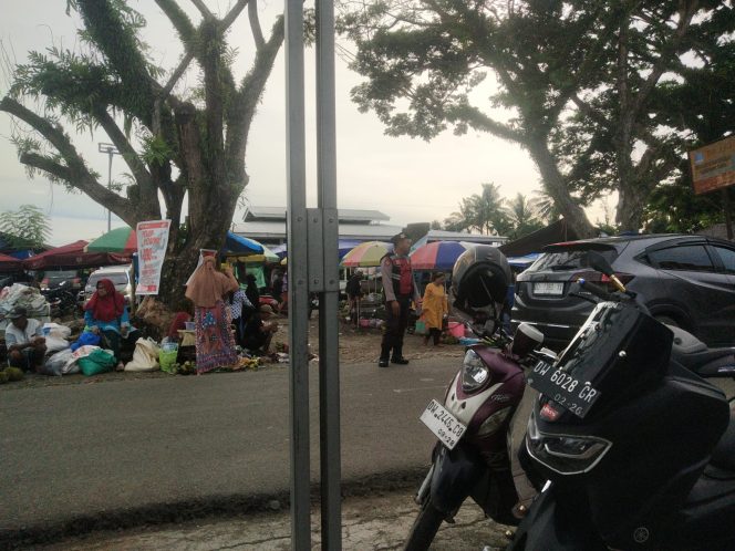 
 Giat PAM dan Commanderwish Unit Samapta Polsek Sibulue di Pasar Tradisional Pattiro Bajo