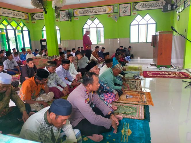 
 Kapolsek Sibulue Iptu Muhammad Arfah Laksanakan Sholat Jumat Bersama Warga di Masjid Nurul Mujahidin Dusun Cekko, Desa Pattiro Riolo, Kecamatan Sibulue, Kabupaten Bone