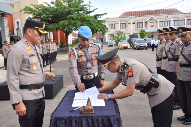 
 Kapolres Bone Pimpin Pelantikan Kabag SDM, Sertijab Kasat Intelkam dan Tiga Kapolsek Jajaran