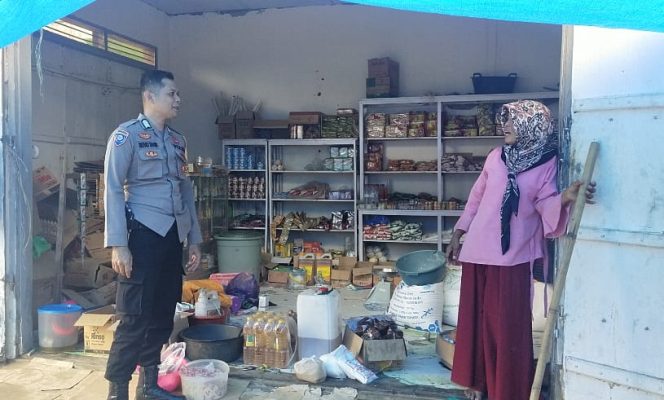 
 Bhabinkamtibmas Desa Kading Bripka Retno Tahir sambangi kepada pemilik salah satu warung Di Kopleks Pasar