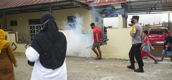 
 Pemantauan Fogging Nyamuk oleh Bhabinkamtibmas Bripka Retno Tahir untuk Pencegahan DBD Kepada Warga