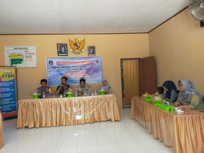 
 Giat Bhabinkamtibmas Hadiri Musdes APBDes 2025 Desa Cinnong