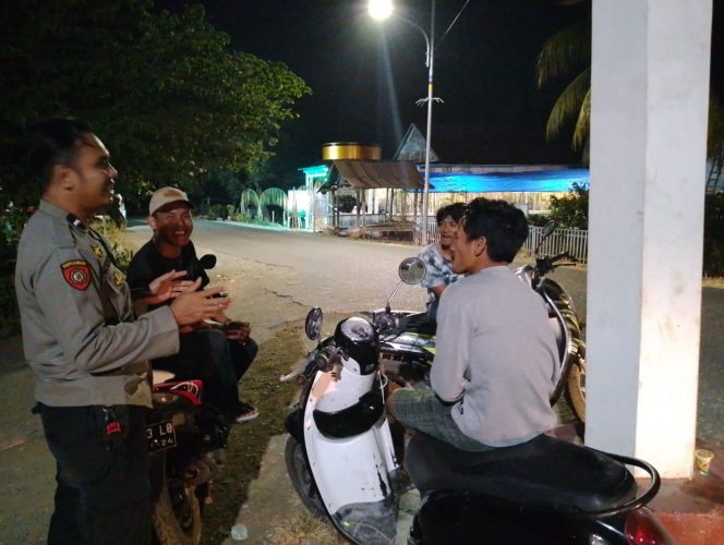 
 Sambangi Warga Bhabinkamtibmas Ajak Warga Jaga Kamtibmas