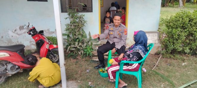 
 Sambil Patroli Bhabinkamtibmas Polsek Barebbo Sambangi Ibu-ibu Yang lagi Duduk di Depan Rumahnya