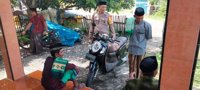 
 Bhabinkamtibmas Ajak Warga Binaan Terbiasa Melaksanakan Sholat Jumat Berjamaah