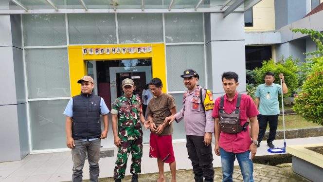 
 Bhabinkamtibmas polsek tellu limpoe sigap bantu warga odgj ke rumah sakit.