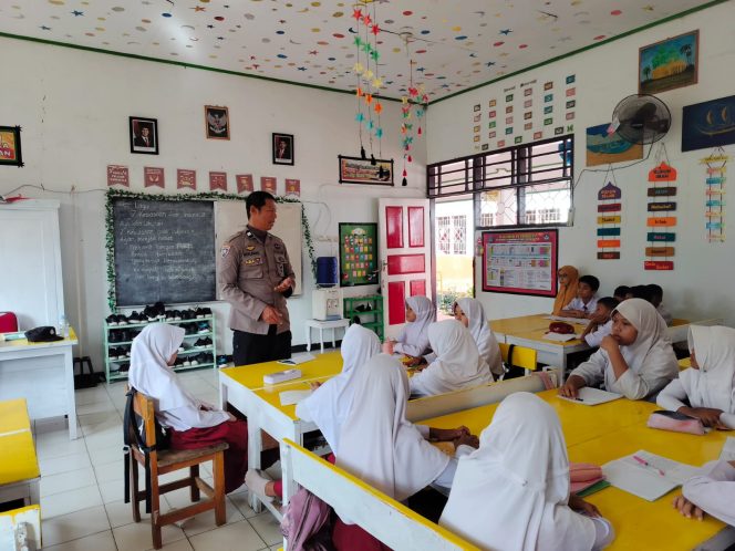 
 Polres Bone Melakukan Penyuluhan Kamtibmas bagi Siswa SD Inpres 6/75 Manurungnge