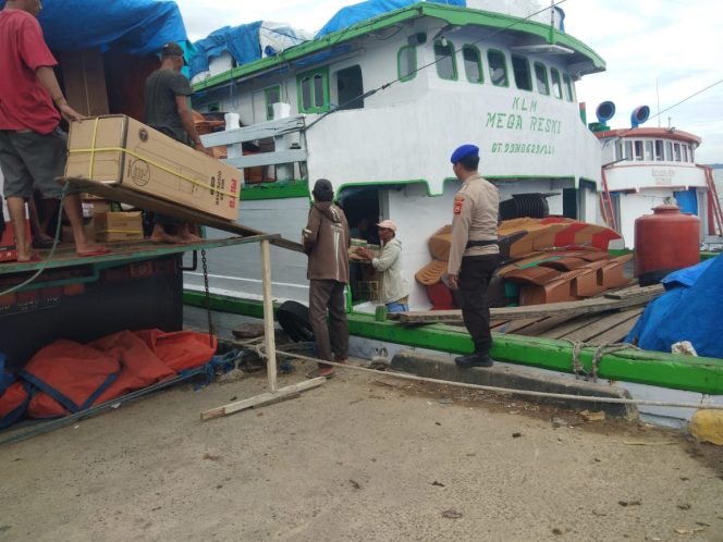 
 Lakukan Pemeriksaan Muatan Kapal Barang Di Pelabuhan Rakyat Bajoe, Satpolairud Polres Bone Selipkan Pesan Kamtibmas