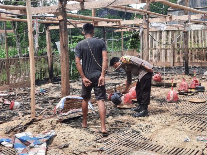 
 Bentuk Kepedulian Bhabinkamtibmas Polsek Barebbo Sambangi Lokasi Kebakaran dan Berikan Pesan Kamtibmas