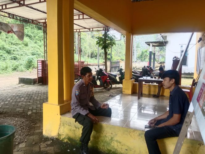 
 Dekatkan Diri, Bhabinkamtibmas Sambangi Warga Desa Binaan Sampaikan Imbauan Kamtibmas