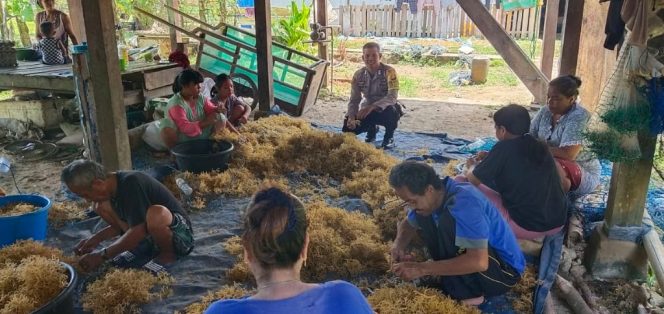 
 Bhabinkamtibmas Polsek Barebbo Bripka Retno Tahir SH Laksanakan Sambang Warga Pekerja Rumput Laut dan Berikan Himbauan Kamtibmas