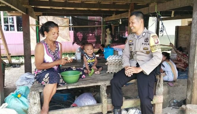 
 Bhabinkamtibmas Polsek Barebbo Sosialisasikan Kewaspadaan Kebakaran di Desa Binaan