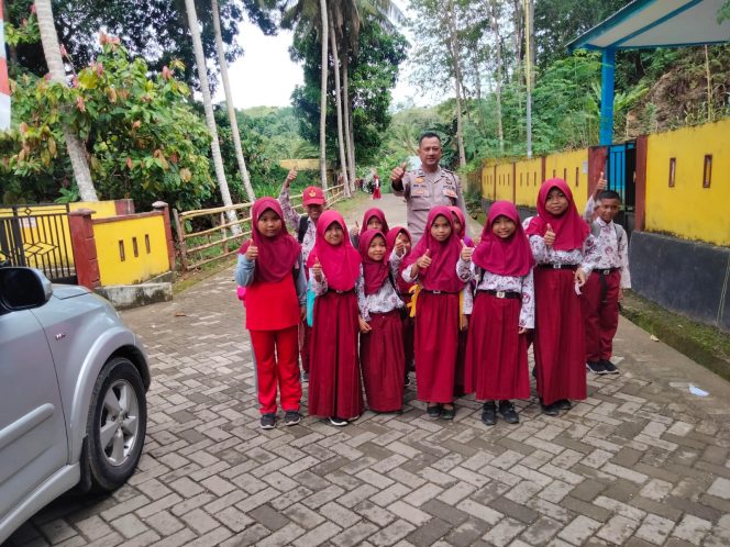 
 Polisi Sahabat Anak, Kanit Binmas Sambangi Anak Anak SD