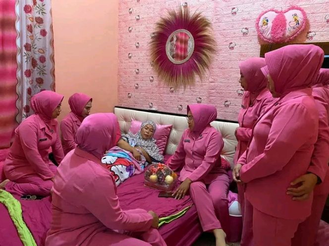 
 Ketua Bhayangkari Ranting Awangpone Besuk Anggota Bhayangkari yang Sakit