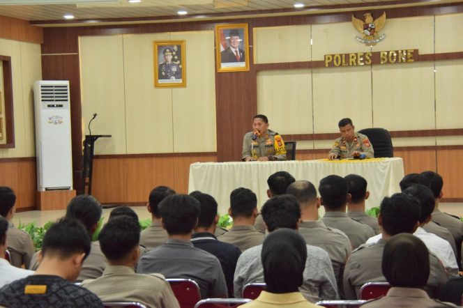 
 Kapolres Bone Beri Arahan ke Personel Terkait Program Pembangunan 3 Juta Rumah Untuk MBR