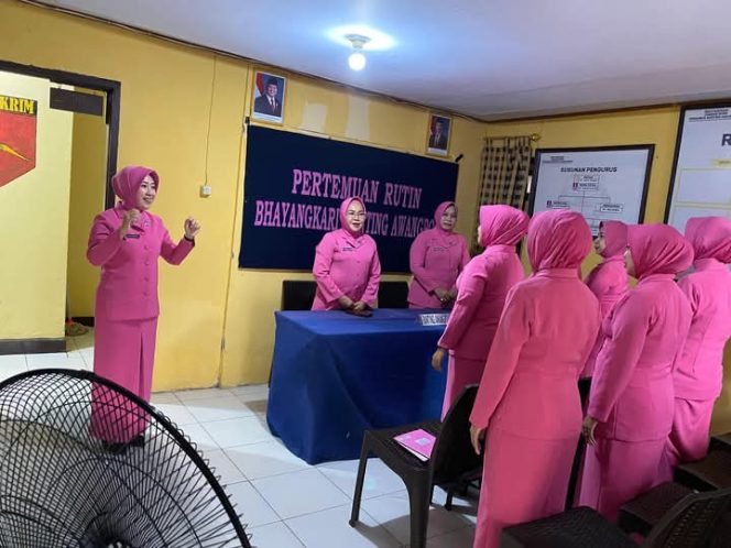 
 Ketua Bhayangkari Ranting Awangpone Pimpin Pertemuan Rutin, Tekankan Kesederhanaan dan Etika Bermedia Sosial