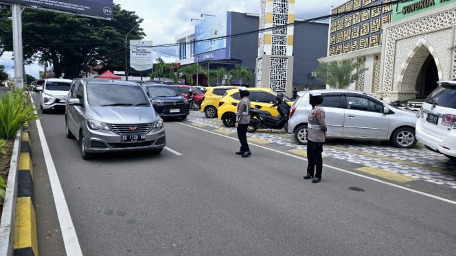 
 Polwan Satlantas Polres Bone Pengamanan Shalat Jumat di Sejumlah Masjid