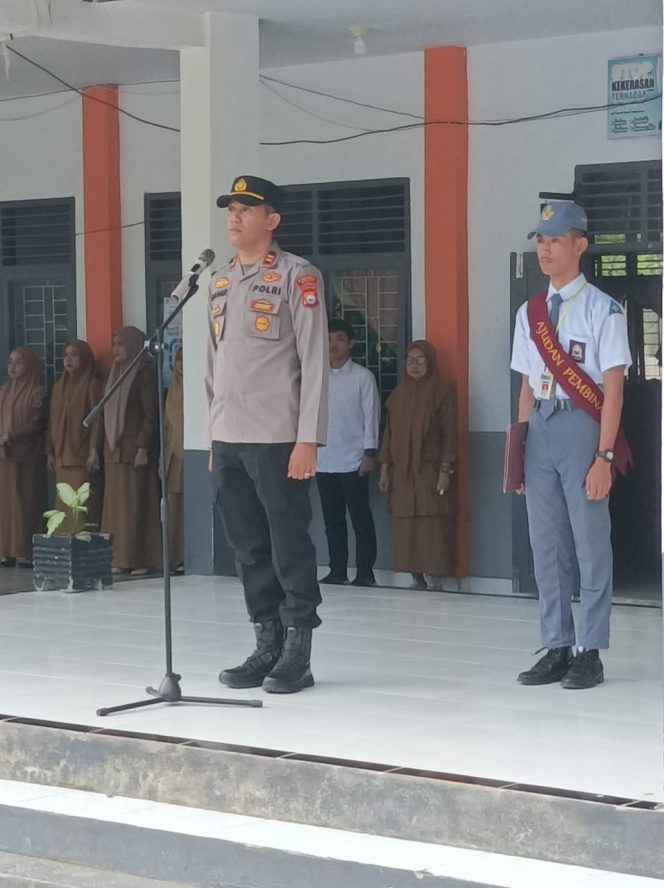 
 Kapolsek Palakka IPTU Bahar Pimpin Upacara di SMA 30 Mattanete Bua, Sampaikan Pesan Kamtibmas