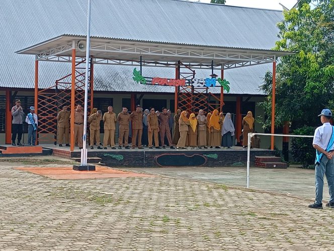 
 Upacara Pengibaran Bendera di SMAN 16 Bone, Kapolsek Awangpone Sosialisasikan Penyalahgunaan Narkoba Dan Penerimaan Anggota Polri