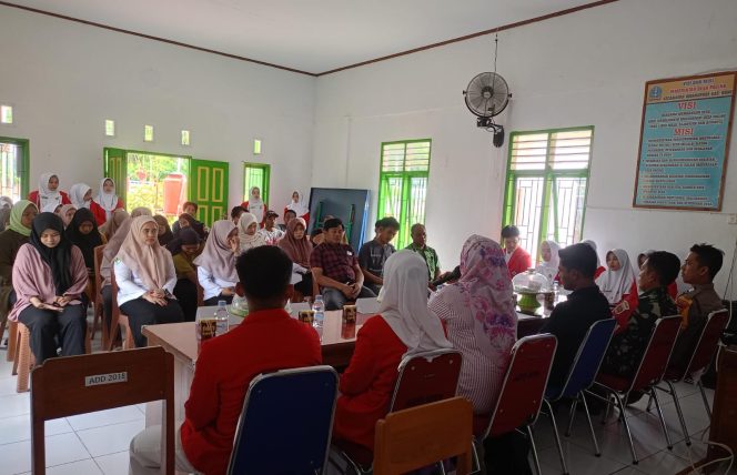 
 Bhabinkamtibmas Polsek Awangpone Musyawarah Bersama Mahasiswa Keperawatan Institut Batari Toja Bone di Desa Pacing