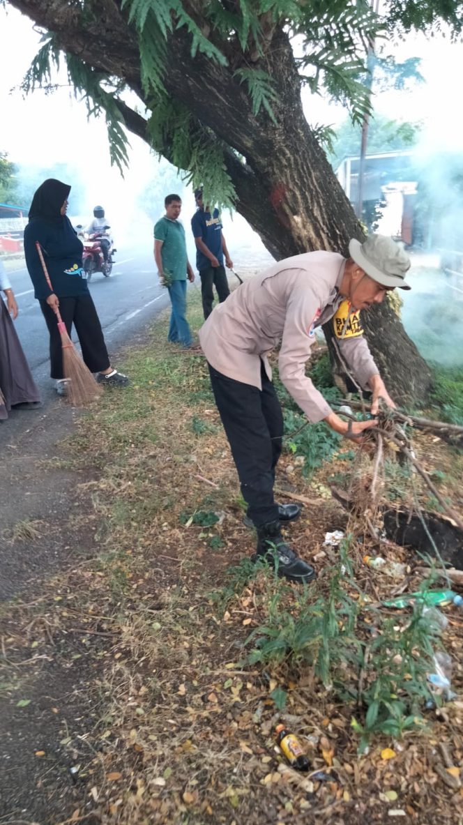 
 Bhabinkamtibmas Bersama Warga dan Pemerintah Kelurahan Gelar Kerja Bakti di Jalan Yos Sudarso