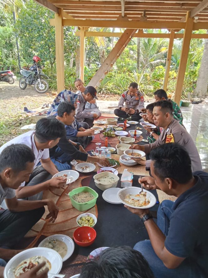 
 Kapolsek Awangpone Makan Bersama dengan TNI, Pemerintah, dan Warga Desa Matuju