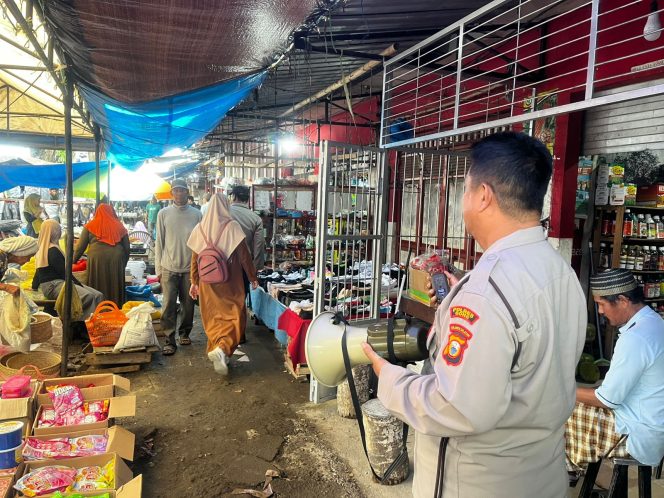 
 Kanit Samapta Beri Himbauan di Pasar Tradisional Tacipi Terkait Maraknya Aksi Pencopetan