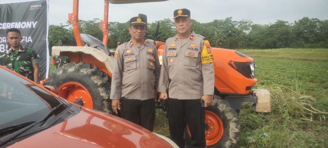 
 Wakapolres Bone Menghadiri Penyerahan Bantuan Kementerian Pertanian Didampingi oleh Wakapolsek Awangpone