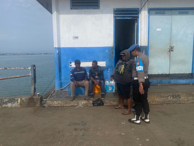 
 Temui Sopir Truck, Edukasi dan Beri  Himbauan Kamtibmas