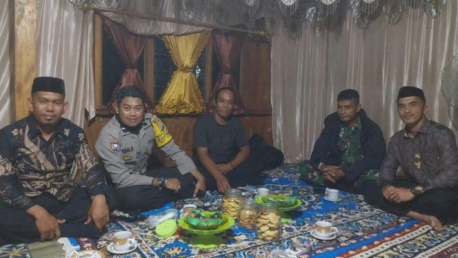 
 Untuk mempererat hubungan dengan masyarakat, bhabinkamtibmas Polsek Ponre hadir diacara hajatan warga