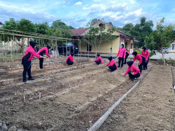 
 Bhayangkari Ranting Awangpone Tanam Sayuran di P2L untuk Ketahanan Pangan