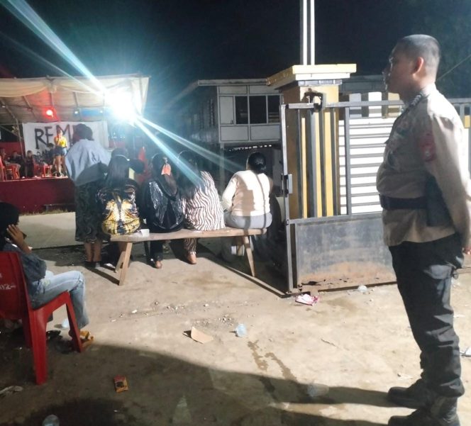 
 Bripka Sudirman Amankan Kegiatan Masyarakat di Desa Pattiro Sompe