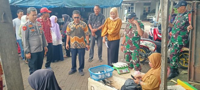 
 Kanit Binmas Polsek Mare Ikuti Pemantauan Harga Kebutuhan Pokok di Pasar Mare Menjelang Ramadhan