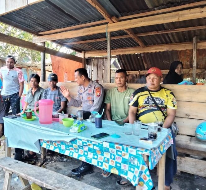 
 Kanit Binmas Polsek Barebbo Sambangi Warga, Bahas Kamtibmas Menjelang Bulan Suci Ramadan