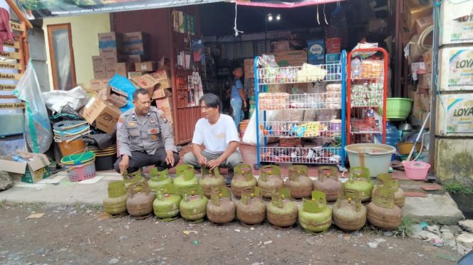 
 Patroli dan Monitoring Distribusi Gas Elpiji 3 kg di Pasar Apala oleh Kanit Binmas Polsek Barebbo