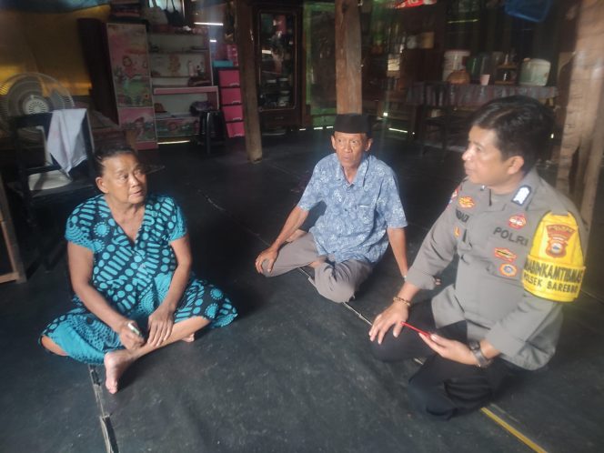 
 Dekatkan Diri, Bhabinkamtibmas Sambangi Warga Desa Binaan Sampaikan Imbauan Kamtibmas