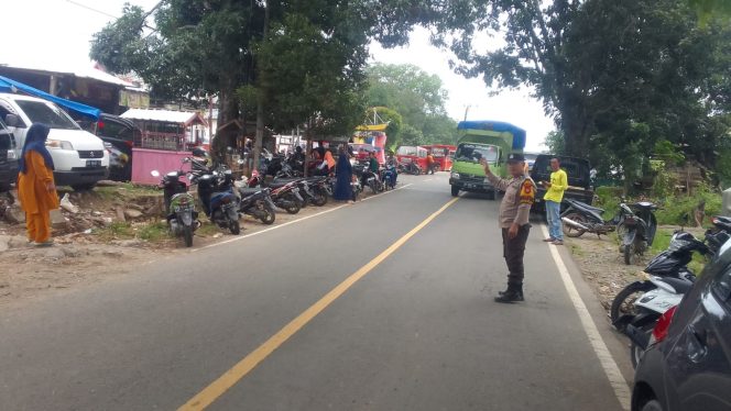 
 Bhabinkamtibmas Polsek Salomekko Aiptu Efendi Melaksanakan Pengaturan Lalu Lintas di Sekitaran Pasar