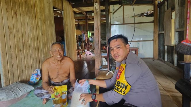 
 Bhabinkamtibmas Bagikan Sembako kepada Lansia di Desa Ujung Lamuru