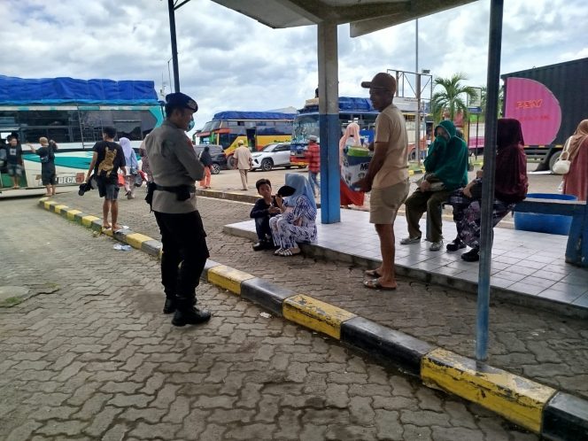 
 Sambangi Penumpang Ferry, Personil Satpolairud Polres Bone Ingatkan Hal ini