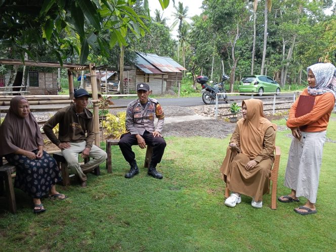 
 Bhabinkamtibmas Dampingi Petugas Kesehatan Survei Vektor DBD.