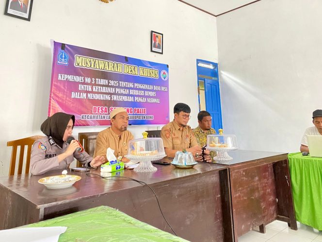 
 Bhabinkamtibmas hadiri giat musyawarah desa khusus kepmendes no. 3 tahun 2025 Di Desa Sengeng Palie