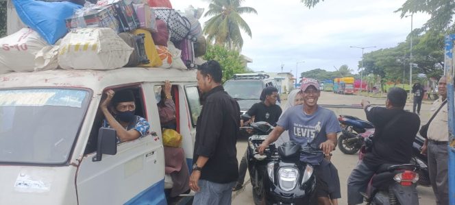 
 Dampingi Karyawan Kapal, Personil Polsek Lakukan Pemeriksaan Kendaraan 