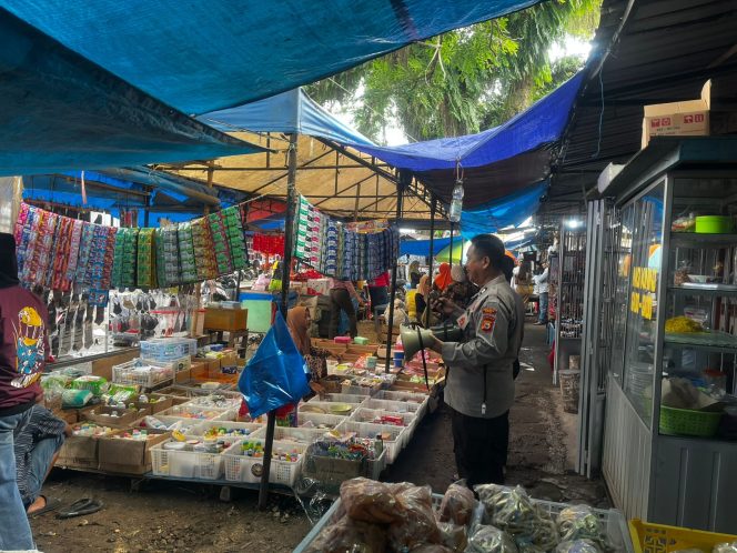 
 Kanit Samapta Beri Himbauan di Pasar Tradisional Tacipi Terkait Maraknya Aksi Pencopetan