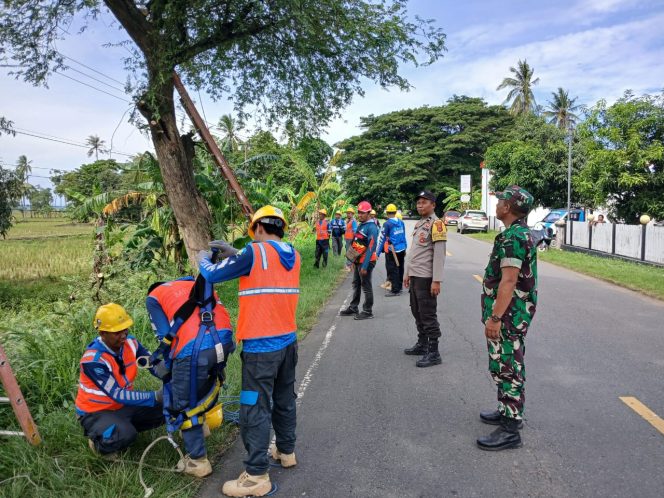 
 Wakapolsek Dua Boccoe turut hadir dalam giat Pemeliharaan Terpadu Tuntas Jaringan Listrik