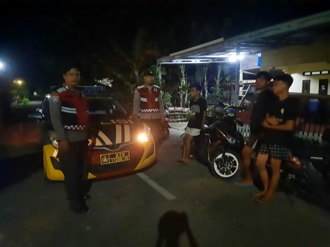 
 Personel piket Polsek Barebbo Patroli Malam di Daerah Rawan untuk Cegah Tindak Kriminalitas