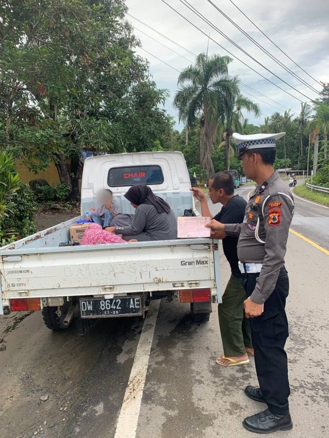 
 Ops Keselamatan, Polantas Bone Tertibkan Mobil Pick Up Angkut Penumpang