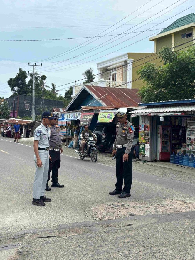 
 Operasi Keselamatan, Polantas Bone Dan Jasa Raharja Cek Jalan Berlubang