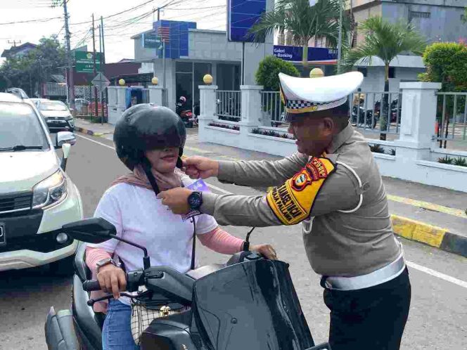 
 Kasat Lantas Polres Bone Pimpin Sosialisasi Ops Keselamatan, Bagi Stiker dan Brosur ke Pengendara