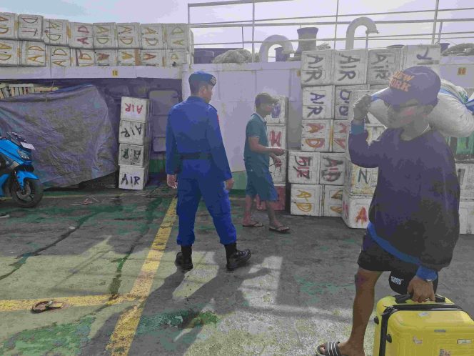 
 Anggota Satpolairud Polres Bone Tingkatkan Kegiatan Pengaman Aktivitas Penyeberangan, Sampaikan Pesan Kamtibmas